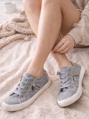 Women’s Size 7 Blowfish Slip-On Sneakers – Well Worn / Broken-In Tennis Shoes